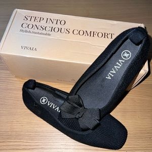 Vivaia size 36 (fits like a size 6) black flats